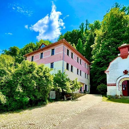 Haraburdi Recyclart Hotel Kostelec nad Orlici Экстерьер фото
