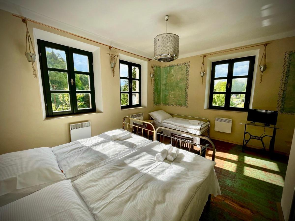 Haraburdi Recyclart Hotel Kostelec nad Orlici Экстерьер фото