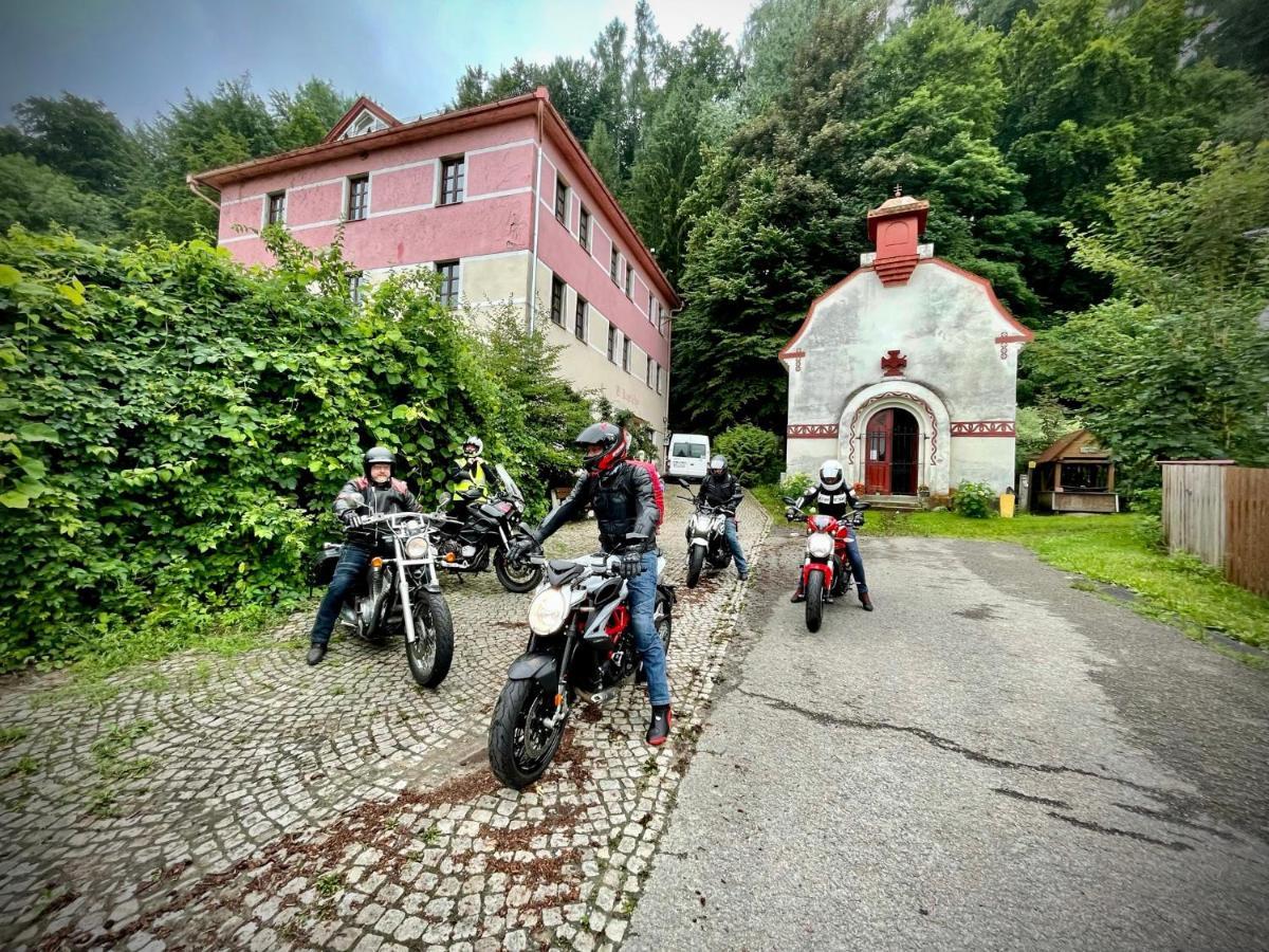 Haraburdi Recyclart Hotel Kostelec nad Orlici Экстерьер фото