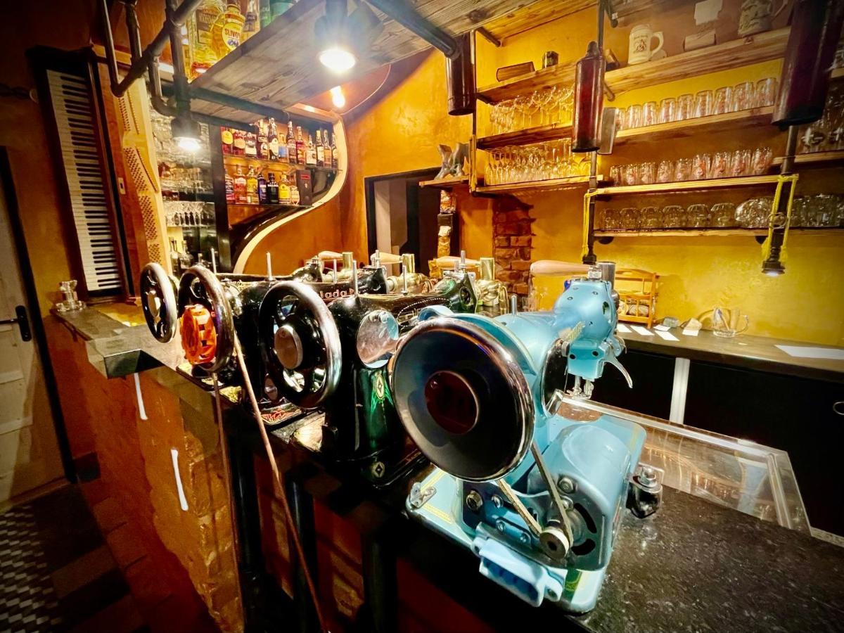 Haraburdi Recyclart Hotel Kostelec nad Orlici Экстерьер фото