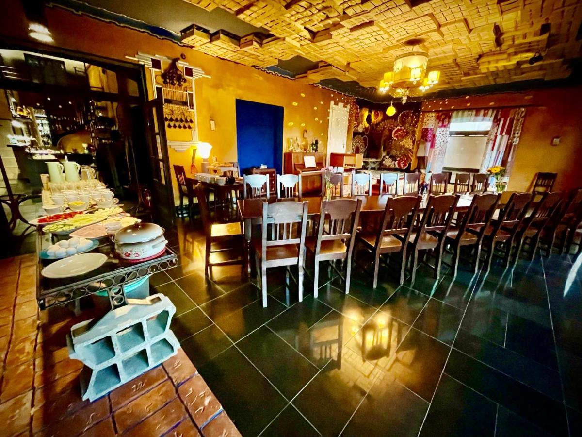 Haraburdi Recyclart Hotel Kostelec nad Orlici Экстерьер фото