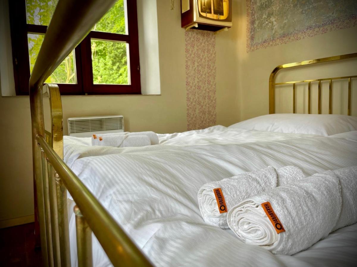Haraburdi Recyclart Hotel Kostelec nad Orlici Экстерьер фото