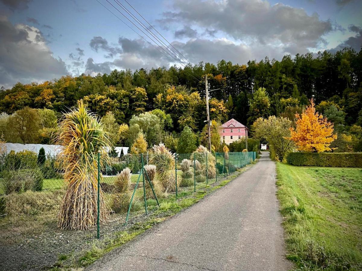 Haraburdi Recyclart Hotel Kostelec nad Orlici Экстерьер фото